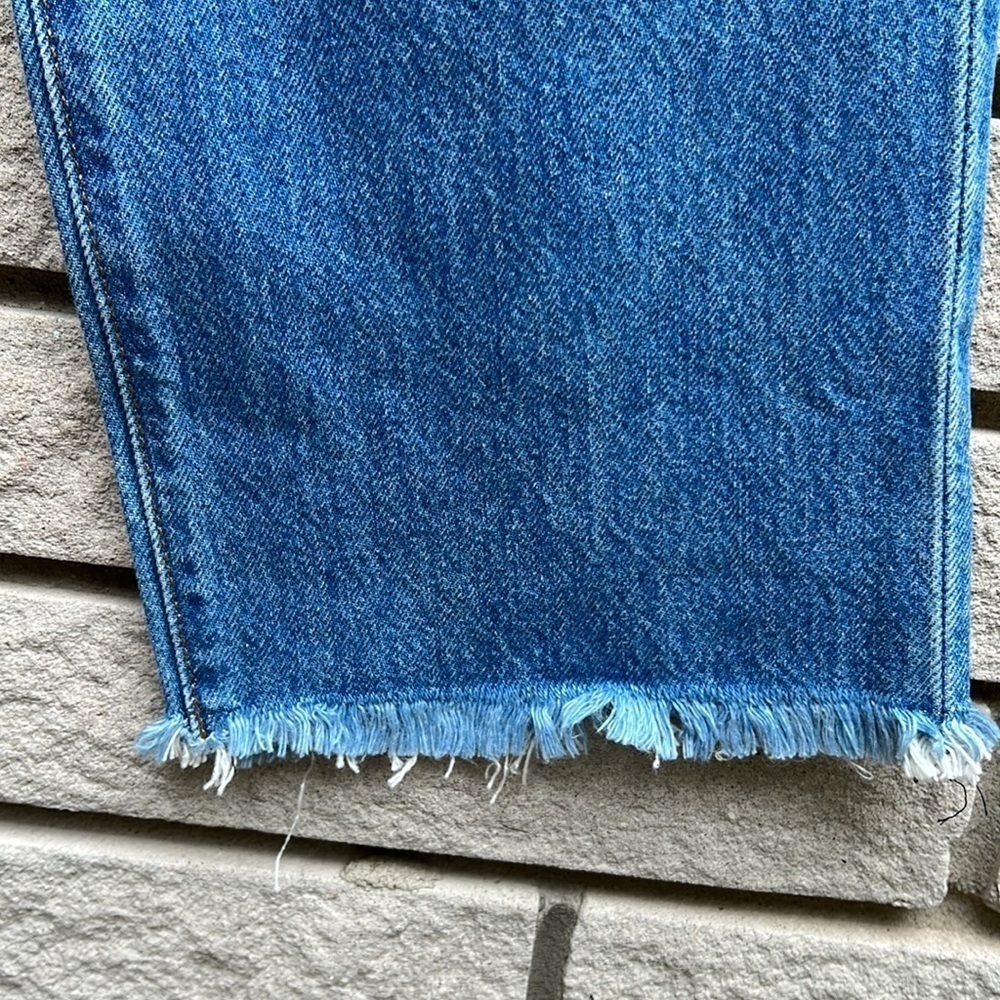 Levi’s Wedgie Straight Cropped Distressed Jeans with Frayed Hem Sz 30 - Picture 6 of 11